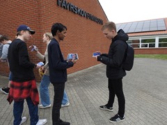 2.s og 2.v uddeler flyers i anledning af folkeafstemningen om EU-forsvarsforbeholdet (1)