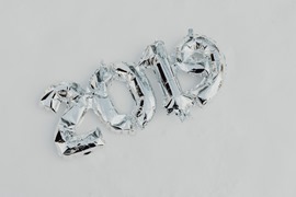 kaboompics_Silver balloons in shape of New Year of 2019 (1)